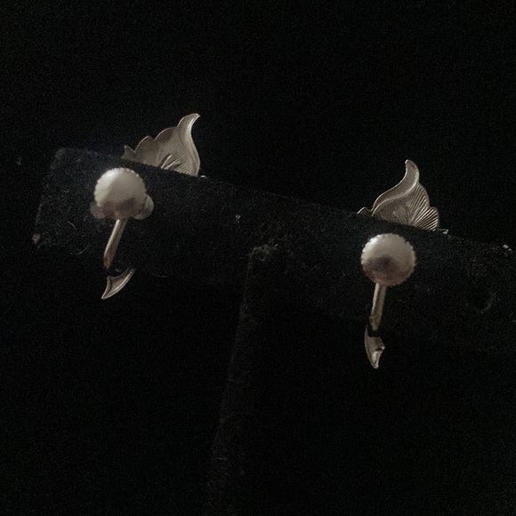 Vintage silver tone brooch and screw- back earrings - Picture 2 of 6